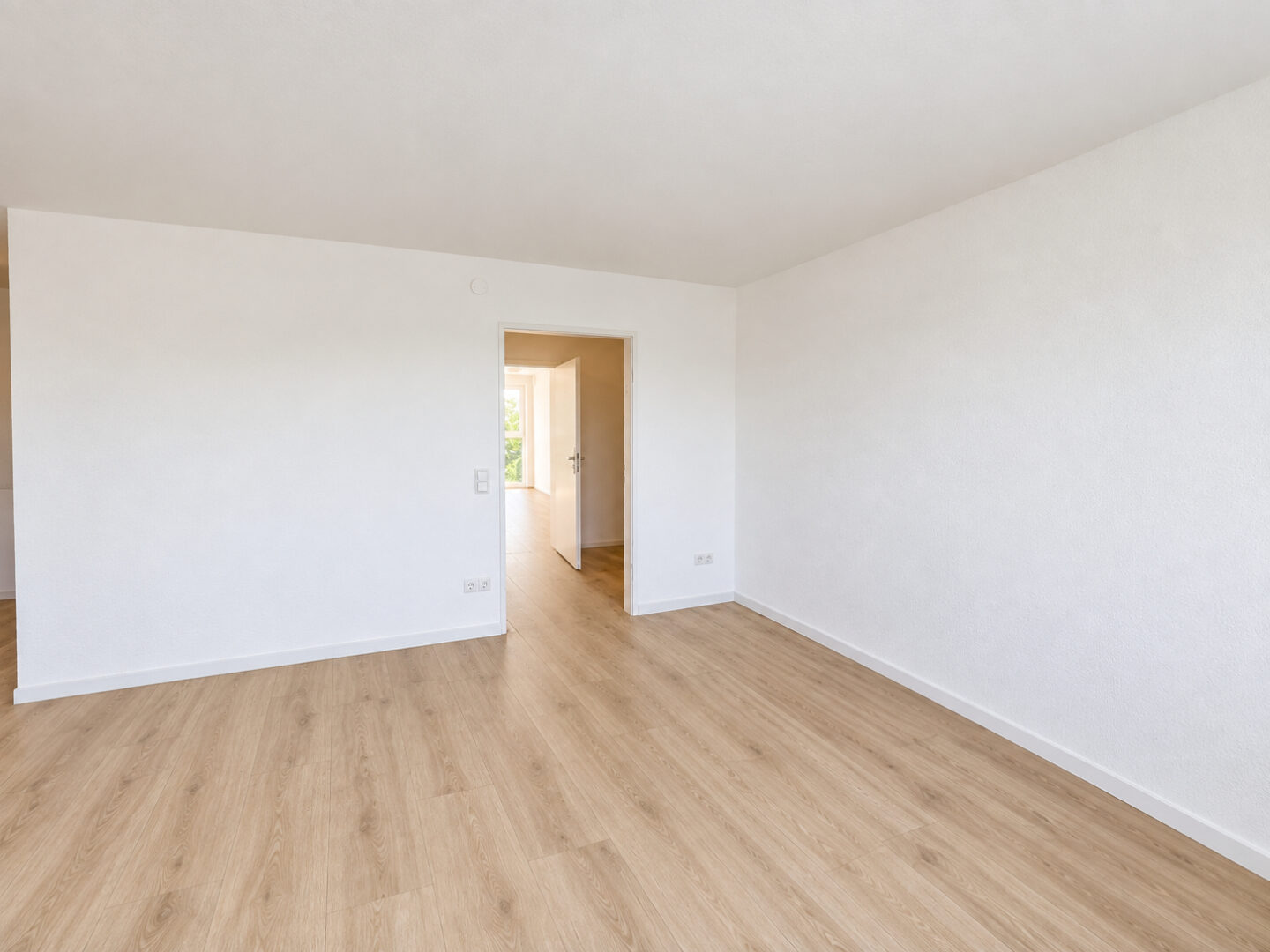 KI-bearbeitete Visualisierung Wohn-/Schlafzimmer nach geplanter Fertigstellung